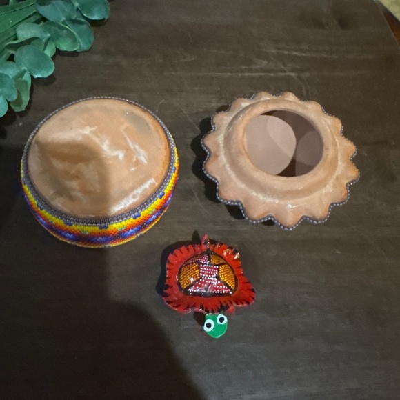 Vintage 4” Beaded Sun Plaque Clay Huichol Mexican Folk Art Trinket Box - Picture 5 of 5